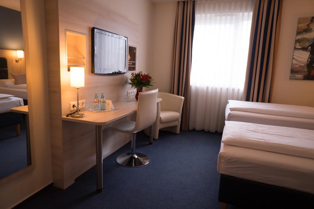Hotel Roedelheimer Hof - Am Wasserturm Франкфурт на Майн Стая снимка