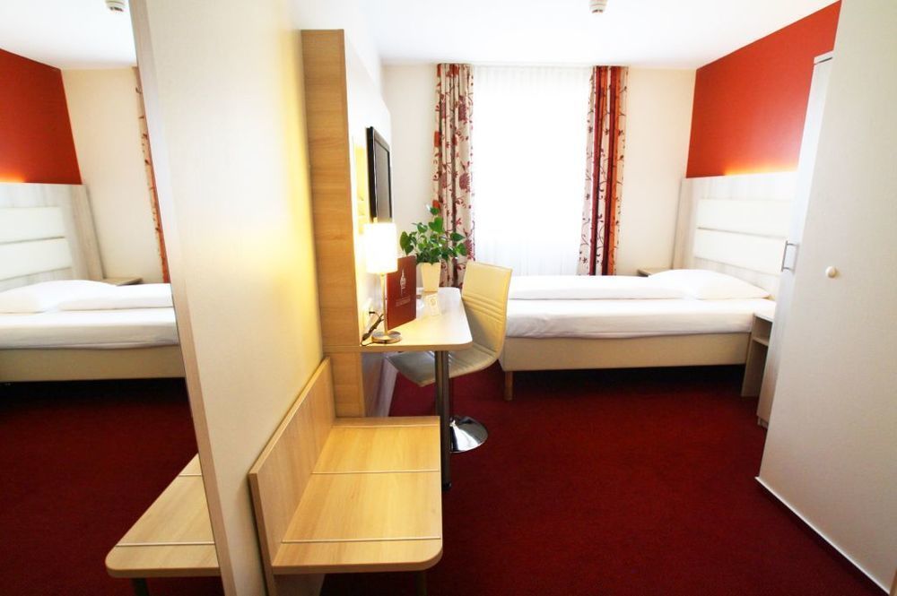 Hotel Roedelheimer Hof - Am Wasserturm Франкфурт на Майн Екстериор снимка